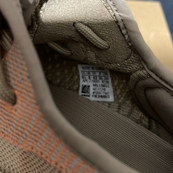 Yeezy Boost 350 V2 - Picture 8 of 13